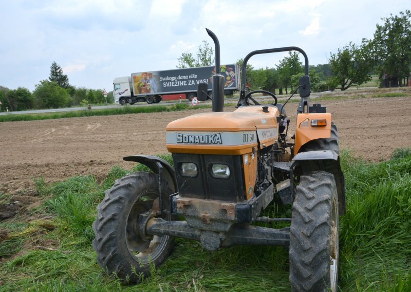 Muškarac pijan pokušao pokrenuti traktor; vozilo ga je pregazilo, oštetilo bunar, parkirani automobil, ogradu susjedne kuće...