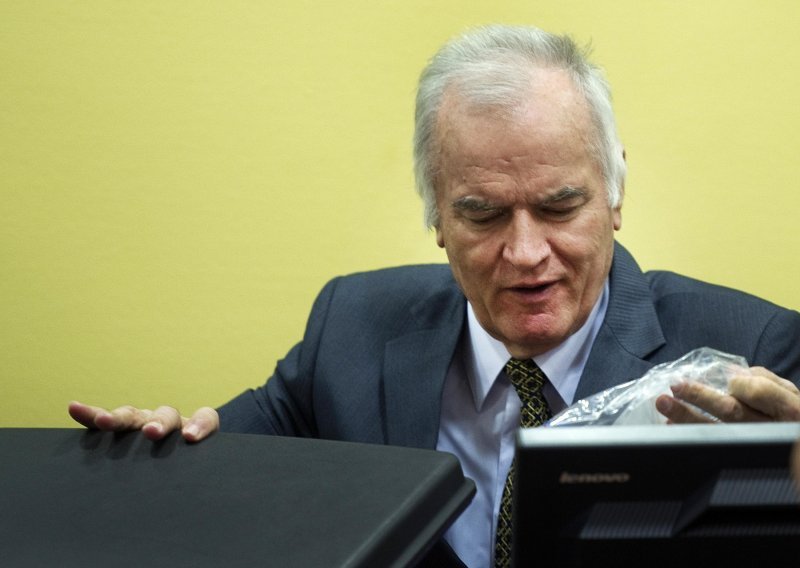 Mladić u sudnici prijetio obiteljima žrtava