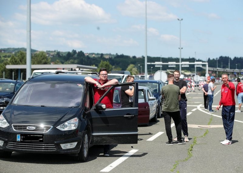 Zbog jakog vjetra kilometarske kolone na autocesti: 'Ovo je strašno. Ljudi idu na WC na otvorenom...'