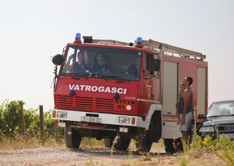 Požar na Svilaji gase dva kanadera