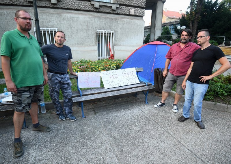 Sve više očeva oko šatora pred Klaićevom: Donesite jasne i razumne kriterije za posjete u bolnicama!