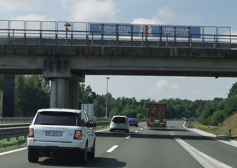 U nesreći na autocesti svaka sekunda je bitna; na vrijeme oblikujte traku za prolazak hitnih službi!