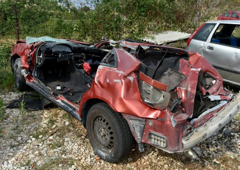 Policija objavila detalje stravične nesreće u kojoj su poginule dvije djevojčice; otac i treće dijete iz auta stabilno