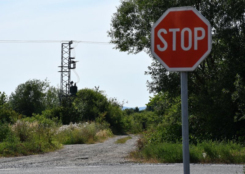 Određen pritvor 46-godišnjaku osumnjičenom za krijumčarenje stranaca; prevozio ih u prtljažniku kombija