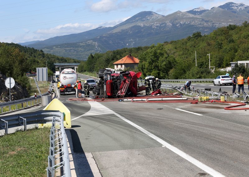 Policija poziva očevice prometne nesreće kod Cernika u kojoj se prevrnula cisterna