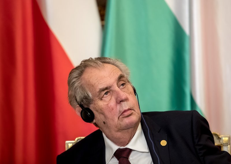 Češki predsjednik Miloš Zeman u padu slomio ruku