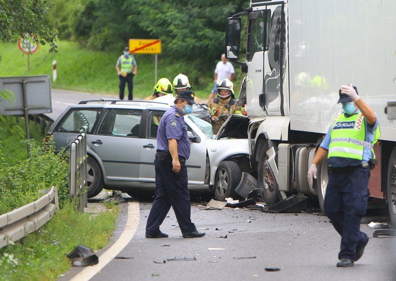 U sudaru kod Krnjaka poginuo vozač osobnog automobila