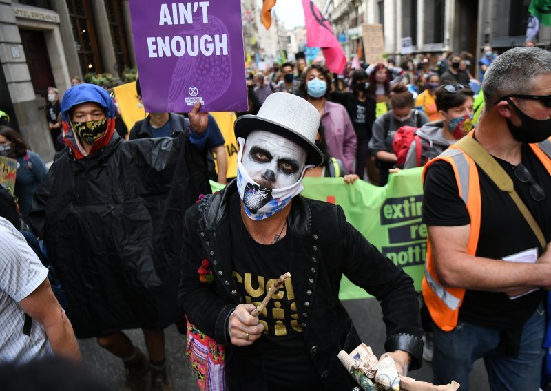 Aktivisti pokreta Extinction Rebellion blokirali pristup britanskim tiskarama