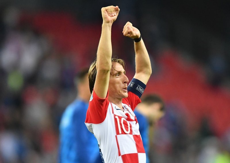 Luka Modrić večeras nije na terenu s reprezentacijom, no jednom im je fotografijom ipak dao do znanja da je uz njih