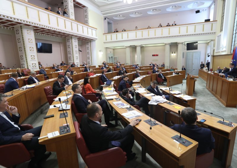 Čak 38 bivših zastupnika uzelo šest plus šest: Pola godine imaju punu plaću, a onda imaju pravo na 50 posto