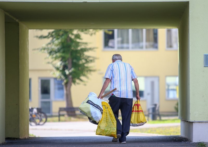 Dio Zagrepčana čiji domovi su uništeni u potresu preselili u hostel u Remetincu, Bandić im kupio frižidere