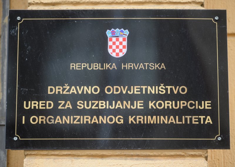 Uskok pokrenuo istragu protiv skupine koja je krijumčarila osam tona duhana i tri kilograma marihuane