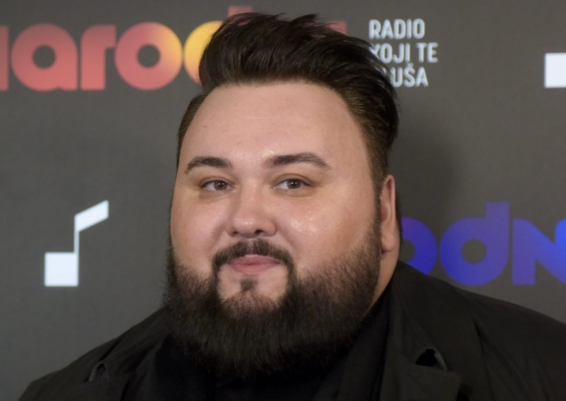 Jacques Houdek objavio fotografiju razbijene vage: 'Kunem se da sam joj samo prišao'