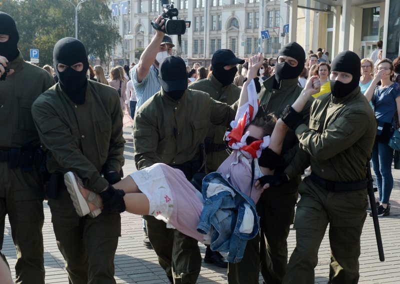 Policijske marice na ulicama Minska; uhićene žene i novinari