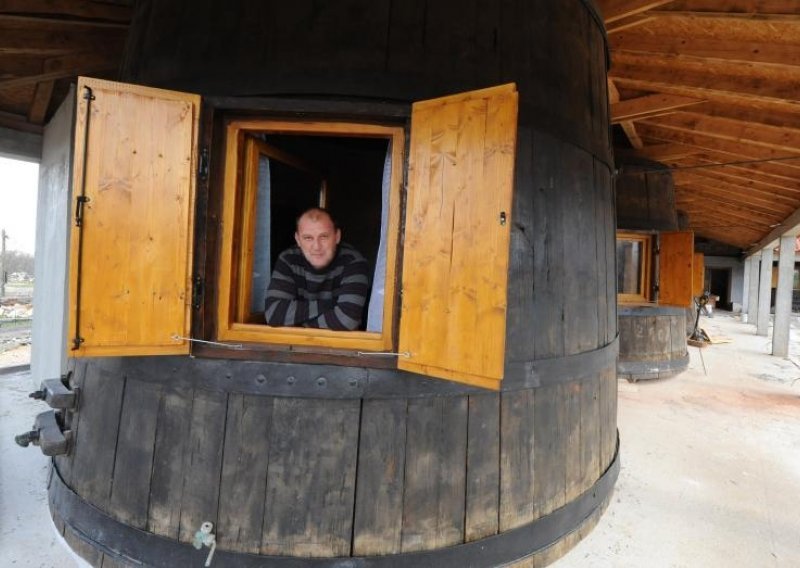 Vinar otvorio hotel u stoljetnim bačvama