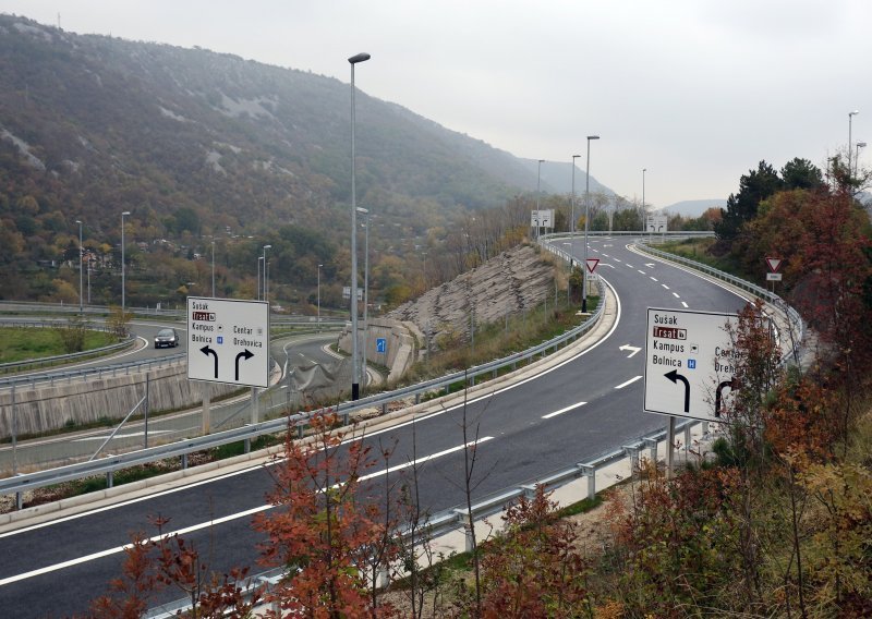 Krš i lom na riječkoj obilaznici: Sudarili se kamion i tri automobila, četiri osobe u bolnici