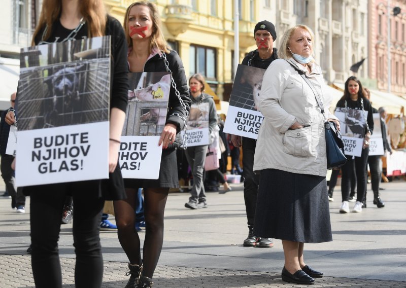 Aktivisti u lancima i s trakama preko usta pozvali na zaštitu životinja