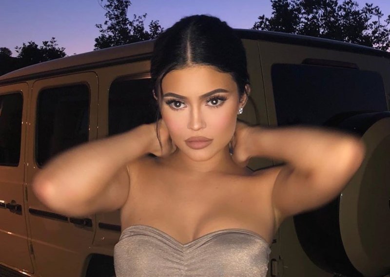 Kylie Jenner pohvalila se manikurom koja savršeno pristaje uz njezinu Hermes Birkin torbicu vrijednu 665 tisuća kuna