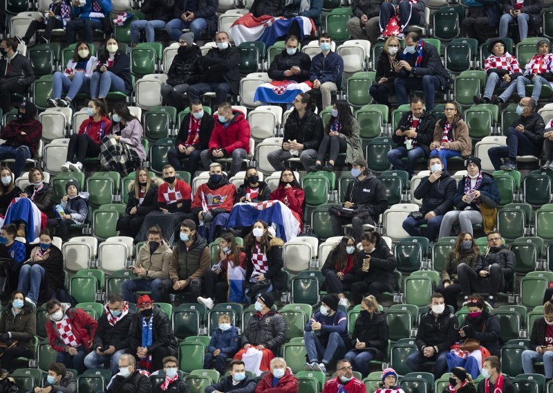 Hrvatski su se navijači zaželjeli reprezentacije, toliko da Švicarcima za utakmicu u St. Gallenu nisu ostavili praktički ni jednu ulaznicu