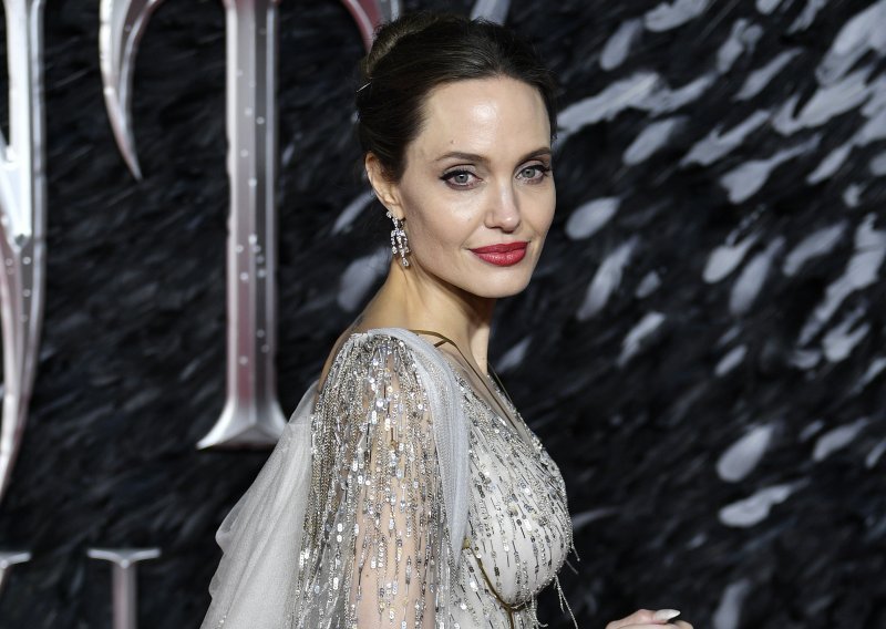 Nakon dugo vremena Angelina Jolie pokazala se javnosti, a onda ju je dočekalo iznenađenje ispred trgovine u kojoj je kupovala