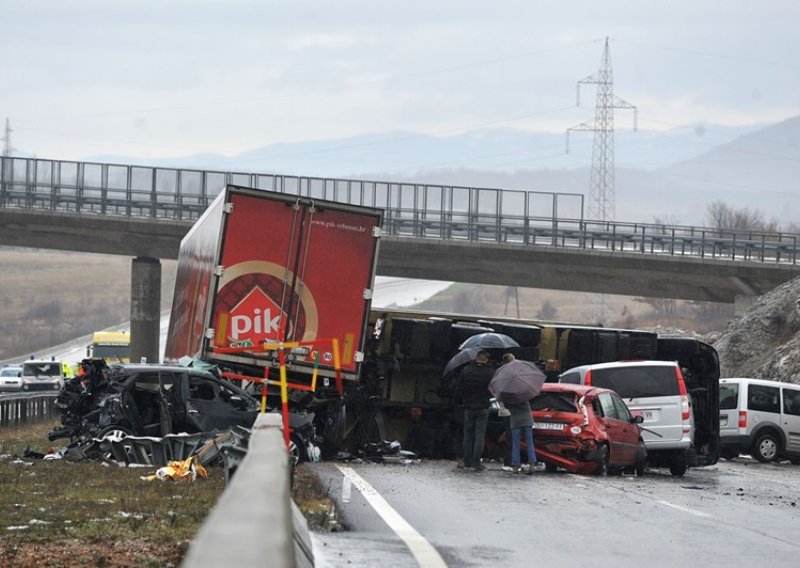 Svo troje poginuli dok su izašli pomagati unesrećenim