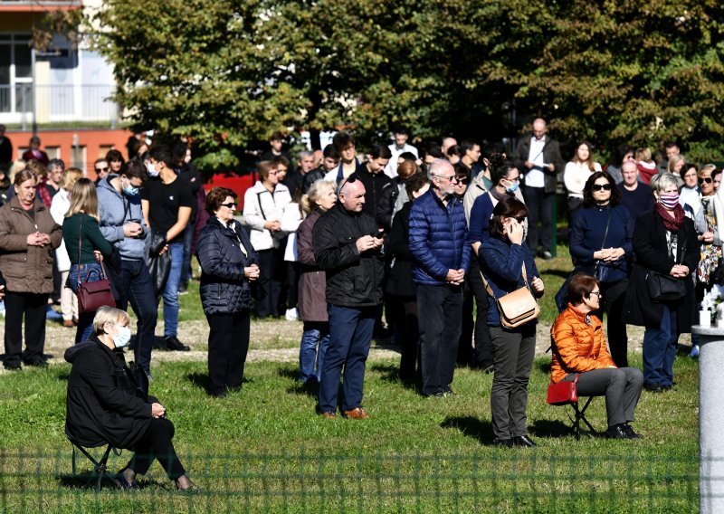 U Zagrebu se moraju nositi maske i na otvorenom ako nema distance. Na ovoj misi toga se nisu pridržavali