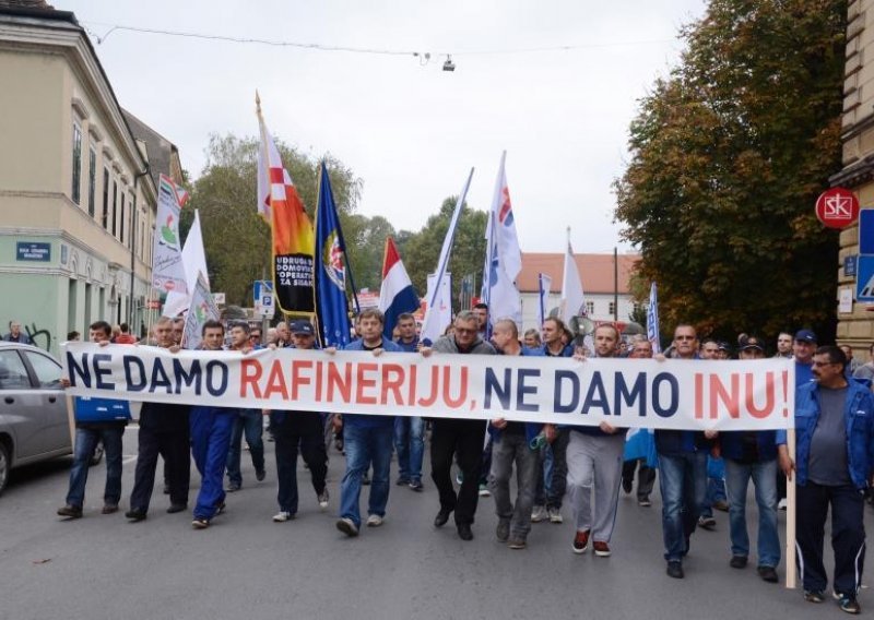 Više od dvije tisuće ljudi na ulicama Siska