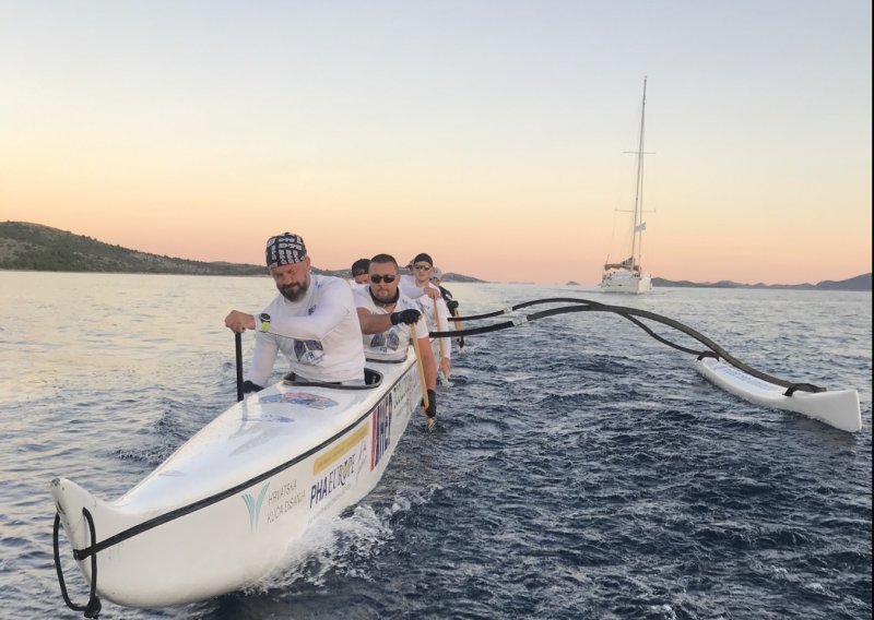 Hrabri Argonauti sjeli su u kanu i preveslali već 500 km po Jadranu; prije cilja i velikog podviga čeka ih najteža dionica i to po snažnom jugu i kiši