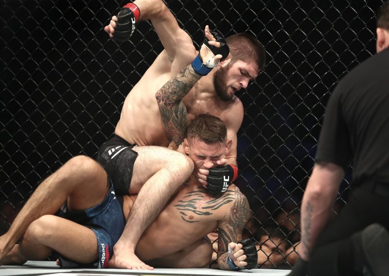 Fantastični Khabib Nurmagomedov dokazao da je 'kralj'; opasnog Justina Gaetheja doslovno je uspavao gušenjem te zatim šokirao svijet objavom o kraju karijere