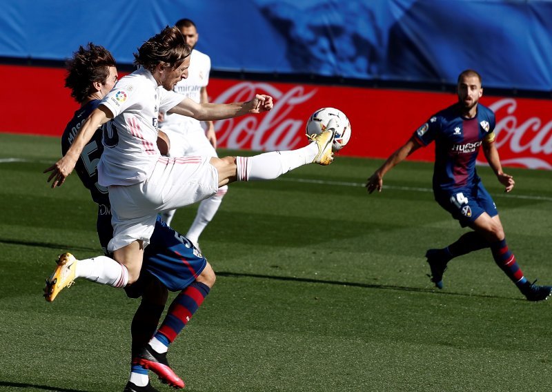 Realov trener Zinedine Zidane će to opet napraviti Luki Modriću; hrvatski kapetan zasad šuti, ali sigurno ga boli i nije mu lako