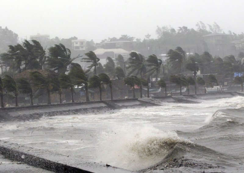 Tajfun Hagupit odnosi kuće i živote