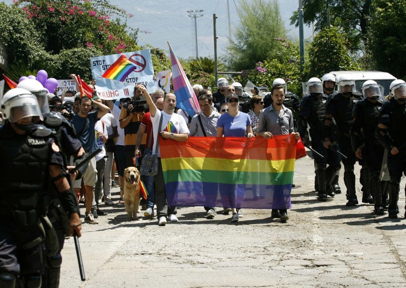 Pop posvetio trg poslije Parade ponosa u Budvi