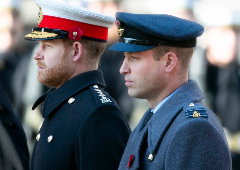 Odbili mu položiti vijenac na spomenik u Londonu: Ožalošćeni Harry otišao s Meghan do groblja u LA-ju i položio cvijeće iz svoga vrta