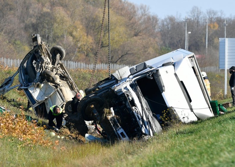 [FOTO/VIDEO] Teška prometna nesreća na A1: Šleper se zabio u kombi na zaustavnoj traci, poginule četiri osobe