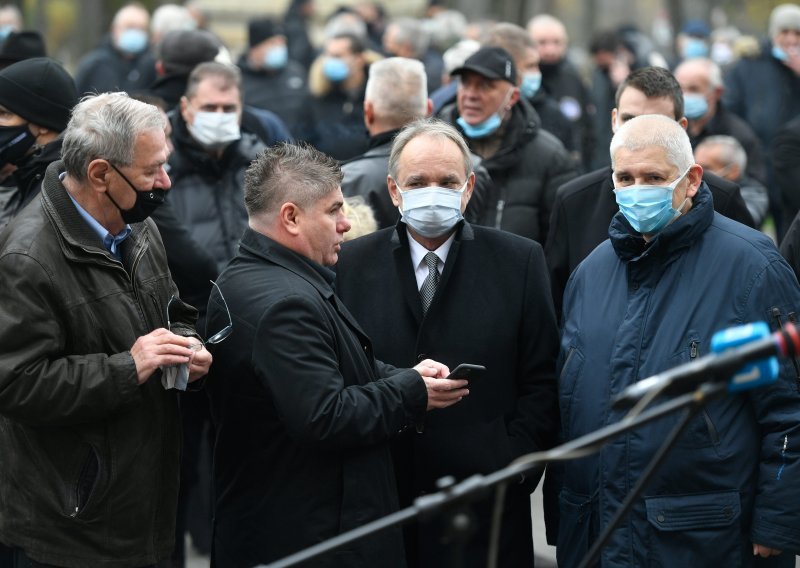 Na sprovodu Tomislava Merčepa okupila se sva sila hrvatskih desničara, pogledajte tko je sve došao