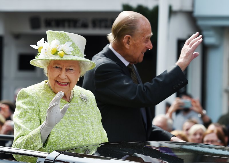 Pandemija ubrzava širom svijeta; kraljica Elizabeta II i princ Philip primit će Pfizerovo cjepivo