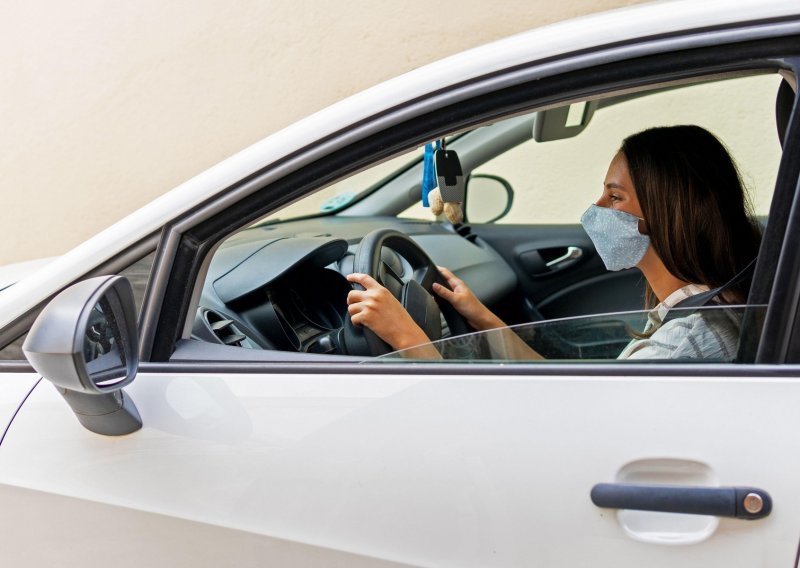 Je li bolje imati podignute ili spuštene prozore, i koje? Doznajte kako protok zraka utječe na širenje koronavirusa u automobilu