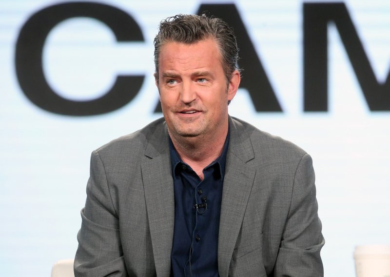 Dok se Matthew Perry hvali mlađahnom zaručnicom, njegova bivša djevojka otkriva kako ju je trudnu slao u nabavku droge