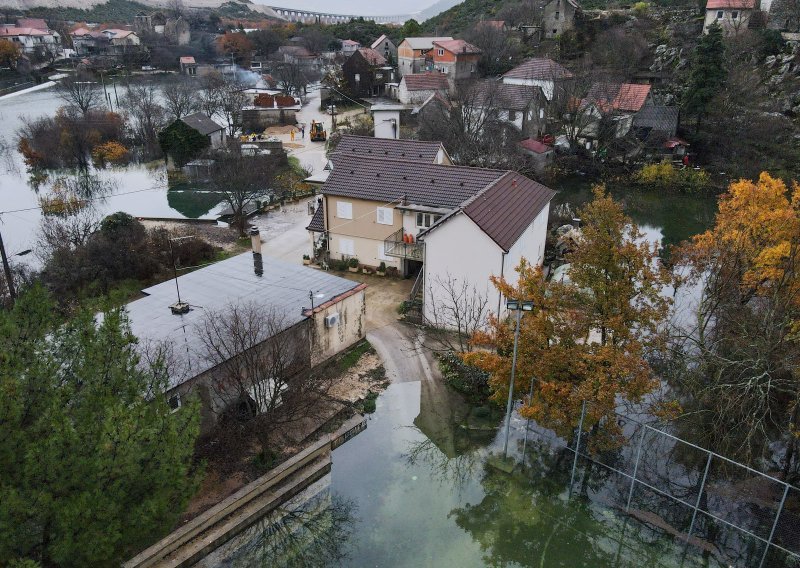 [VIDEO] Poplava u Kokorićima: Vodostaj opao dva metra, dio prometnica prohodan