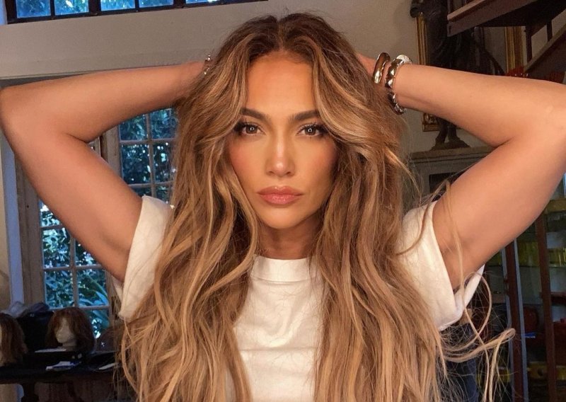 Jennifer Lopez u svom ormaru ima redom najpoželjnije komade, no ovaj je kaput investicija koja vrijedi svake kune