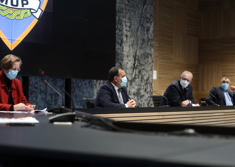 [FOTO] Markotić objasnila koliko je opasan novi soj virusa, Božinović o članovima Stožera koji će na polnoćku: Ovo nije mjesto da se nekog proziva