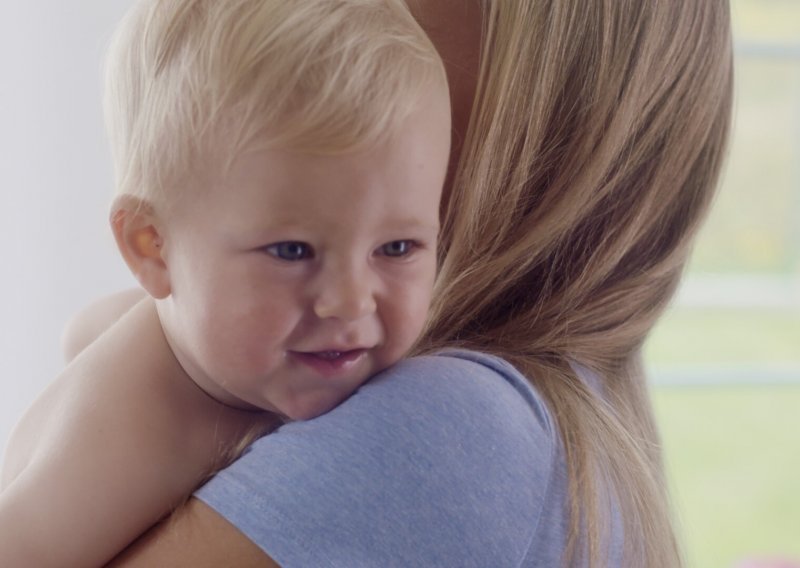 Zašto nastaju i kako pomoći bebi koju muče grčevi?