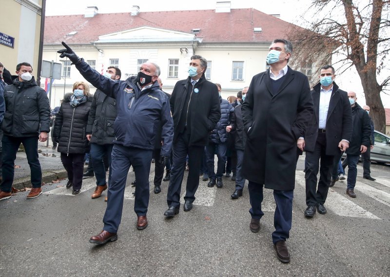 Milanović i Plenković u Petrinji: 'Tu smo da pomognemo'. Gradonačelnik očekuje već sutra 'par milijuna na računu'