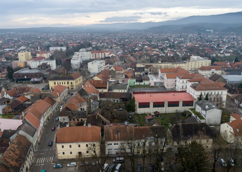 Tlo se u Petrinji treslo i tijekom noći: 'Trajalo je kratko, svega 2-3 sekunde, ali kuća se tresla od temelja do krova'