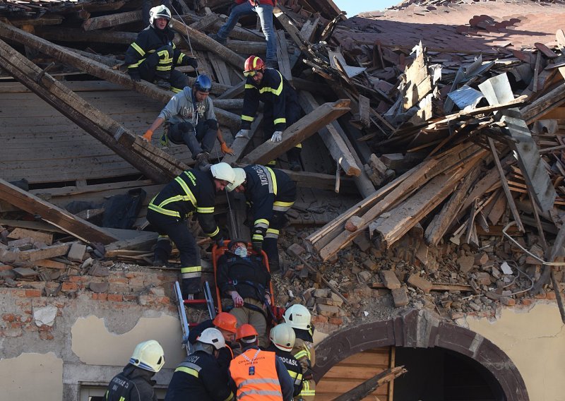 Ekipe HGSS-a iz ruševina izvukle dvije žive osobe