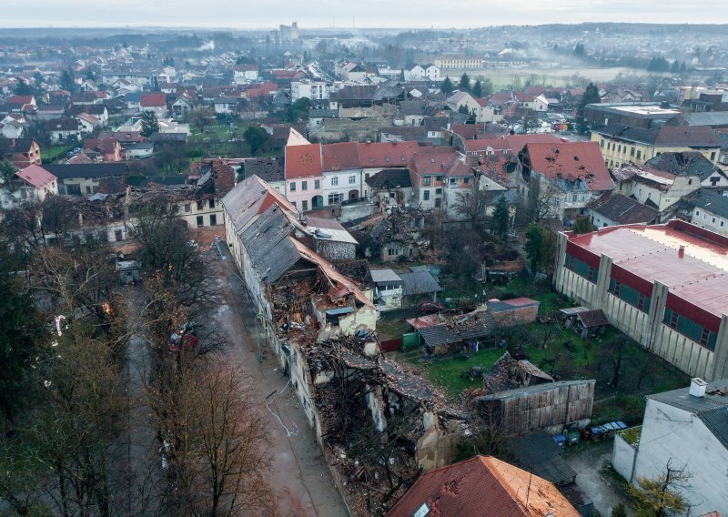 Petrinja snimljena iz zraka jutro poslije potresa