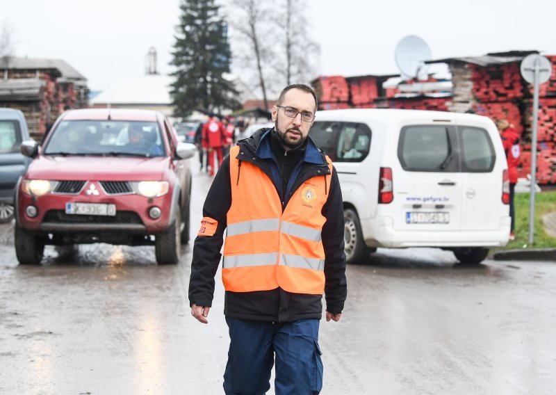 Tomašević u Glini: Fali vode; odjeće i deka ima dovoljno, grijalice na struju nemaju smisla