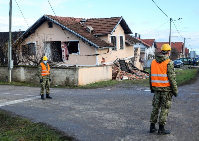 Vojnici i danas pomagali na potresom postradalom području