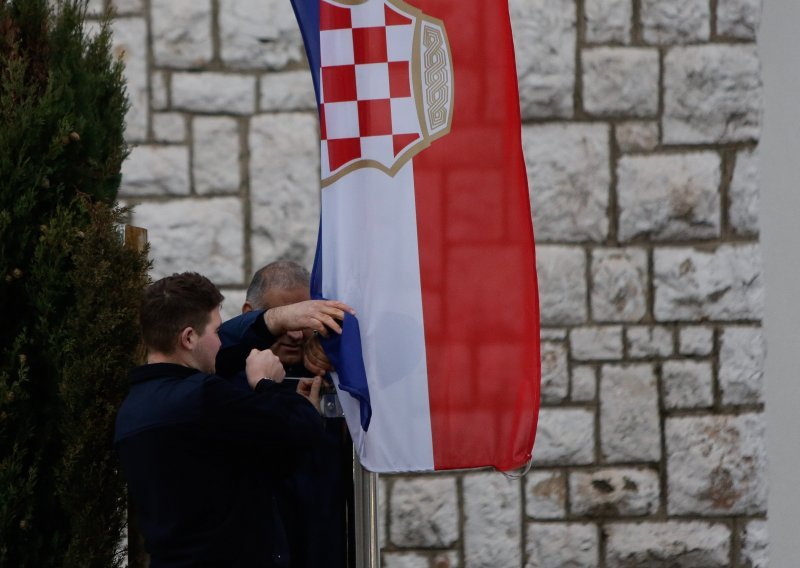 Stotine Posušaka u središtu grada zapalilo svijeće za osmero preminulih mladih