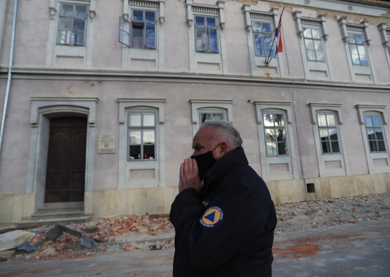 Gradonačelnik Petrinje Dumbović: Ne dolazite ako mislite snimati selfieje! Uplatite na žiro-račun...